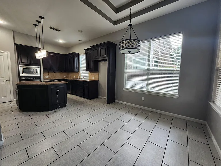 2410 Grizzly Run Ln — Photo 13