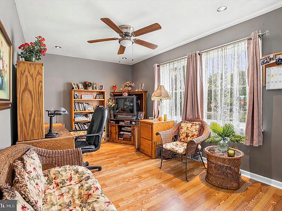 3rd image of 654 Oakdale Ave
