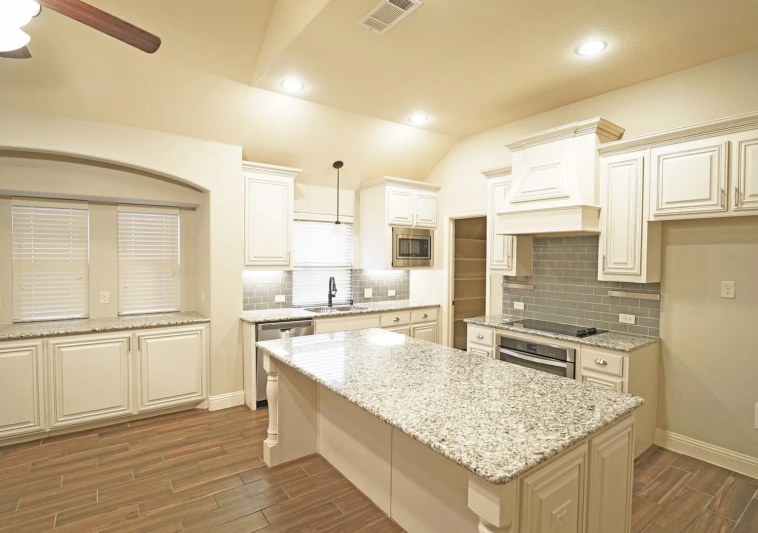 For Lease In Aledo Isd! Beautiful 3,000+ Sf Brick Home With 4 Bedrooms, 3 Bathrooms Plus An Offic... — Photo 4