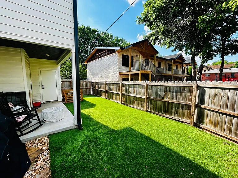 204 W Daisy L Gatson Bates Dr — Photo 13