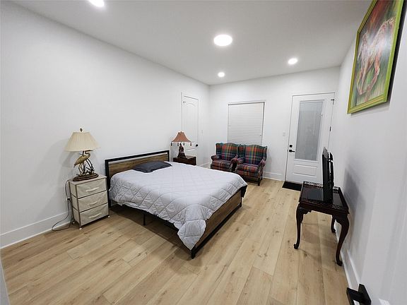 5th image of 207 Carl St