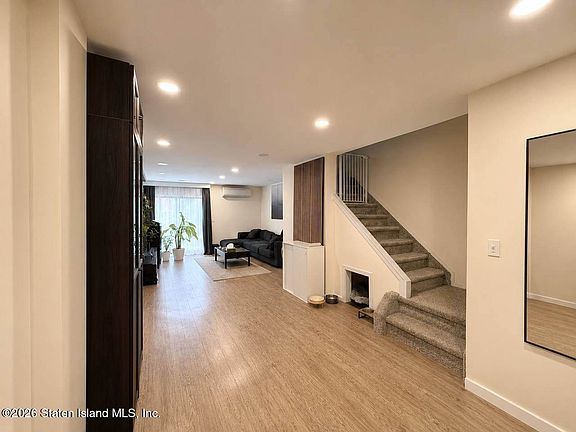 3rd image of 915 W Fingerboard Rd