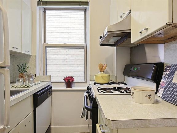 4th image of 240 E 79th St APT 11B