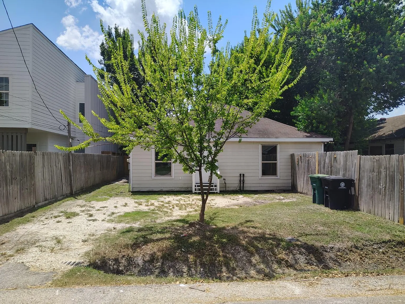 3 bed, 1.0 bath, 1280 sqft, $1,400 — Photo 2
