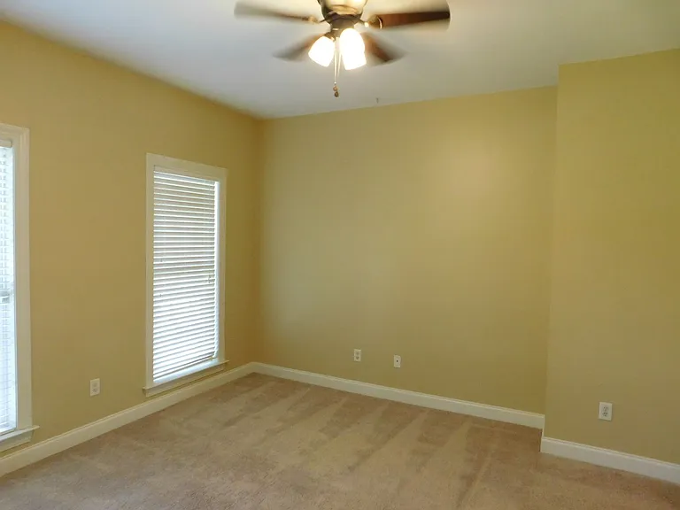 300 Taliaferro Ln — Photo 35