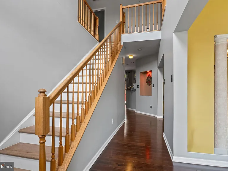 929 N York Dr — Photo 3