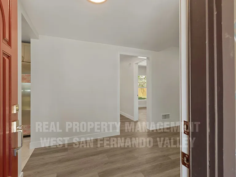 9801 Columbus Ave — Photo 5