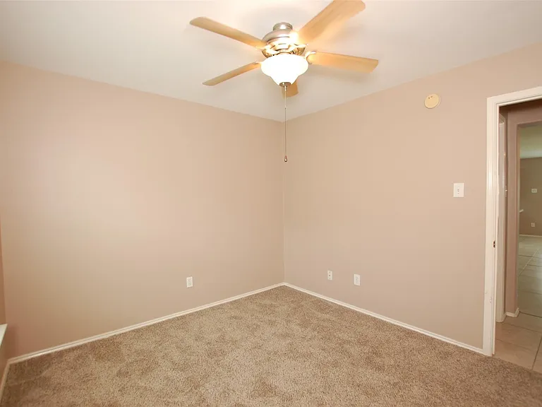 4711 Buescher Ct — Photo 12