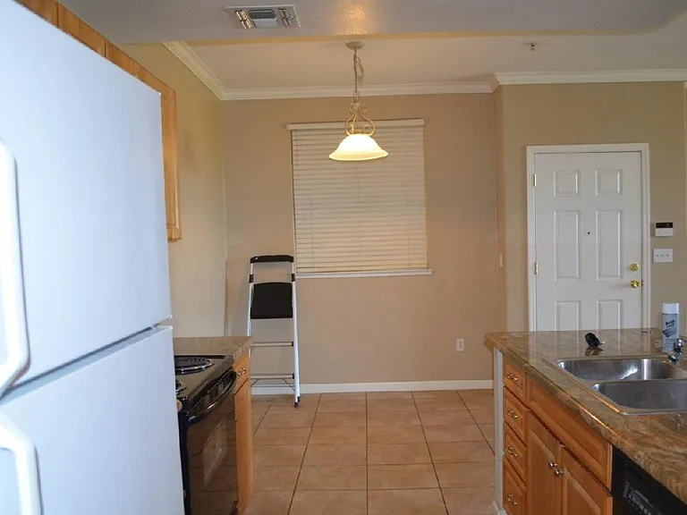 1360 Shady Ln #YYY — Photo 5