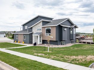 1717 Prairie Hawk Dr, Bismarck, ND 58503