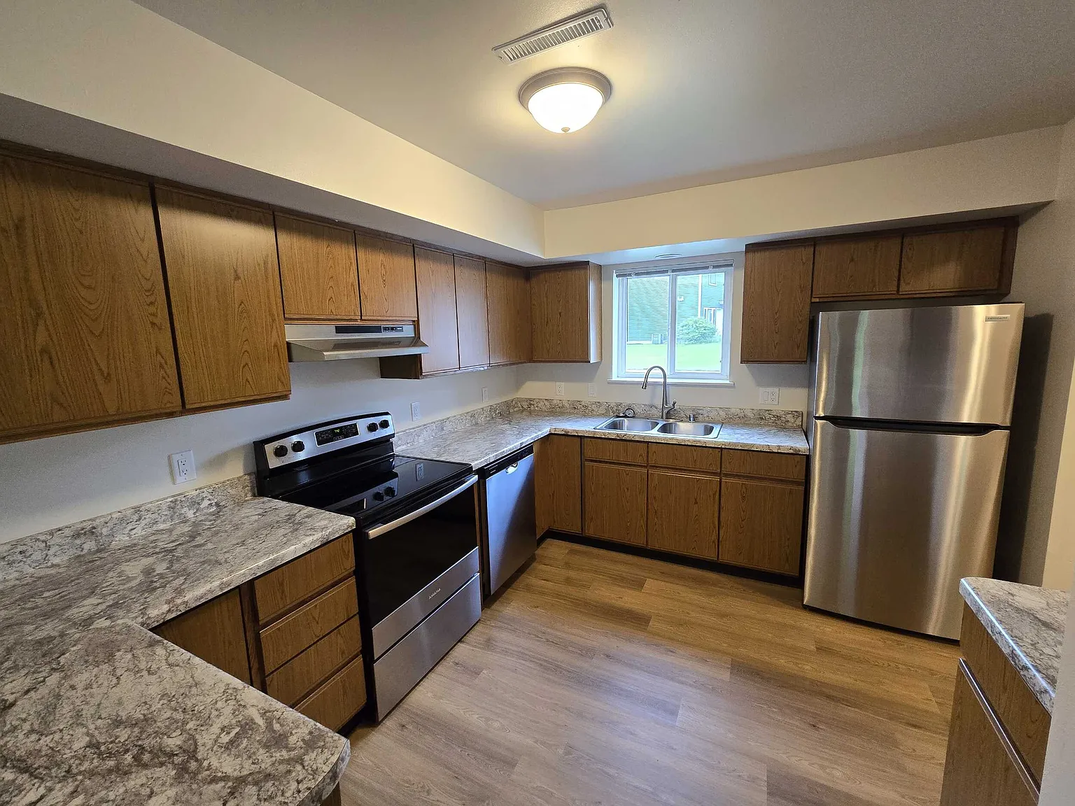 3 bed, 1.5 bath, 1200 sqft, $1,875 — Photo 4
