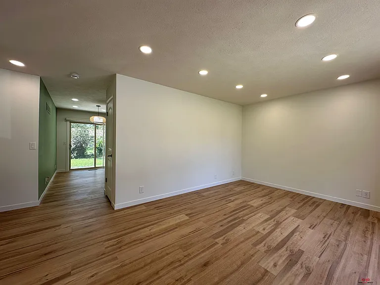 1839 W Arlington Cir — Photo 5