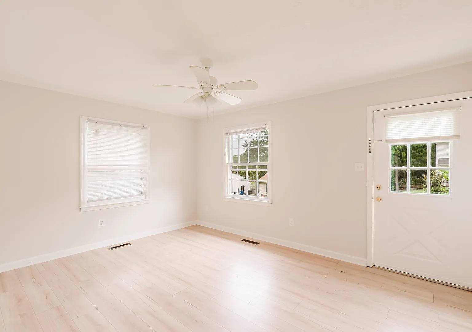 3 Bedroom, 1.5 Bath Charming Cottage on corner lot! — Photo 2