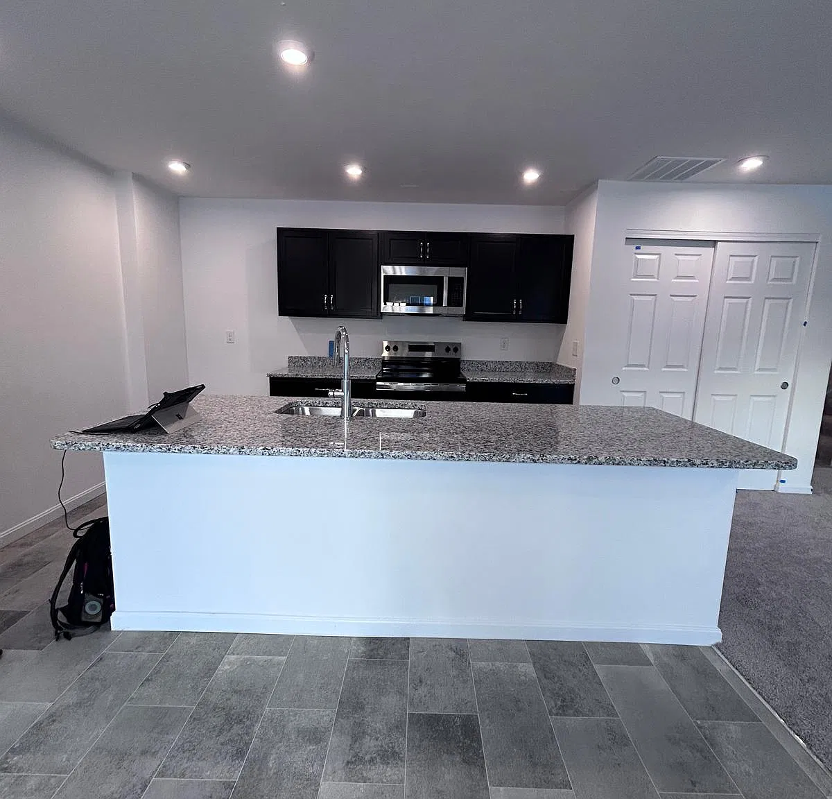 4 bed, 2.5 bath, 2137 sqft, $2,399 — Photo 2