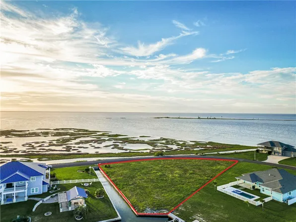 20 Northpointe Dr, Rockport, TX 78382