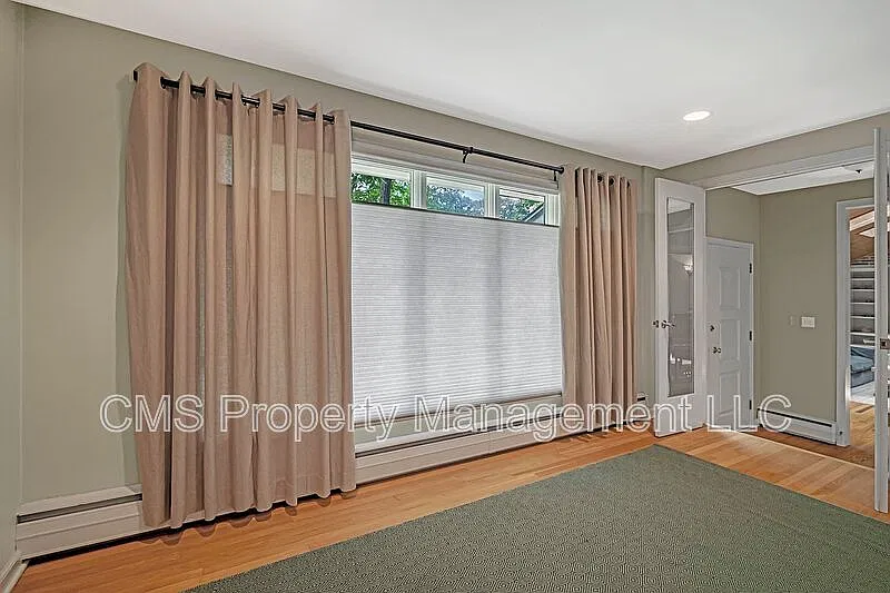 3 bed, 2.0 bath, 2411 sqft, $3,865 — Photo 2