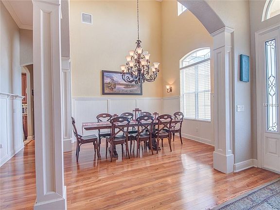 3rd image of 1104 Carriage Park Dr