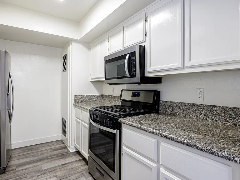 Hawthorne Apartments — Photo 27