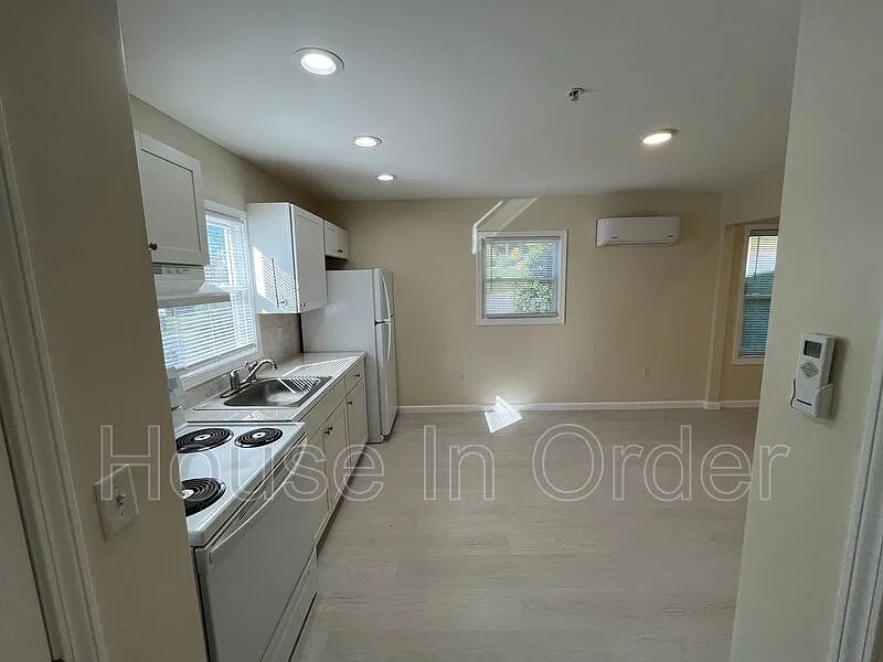 305 8th Ave E — Photo 4