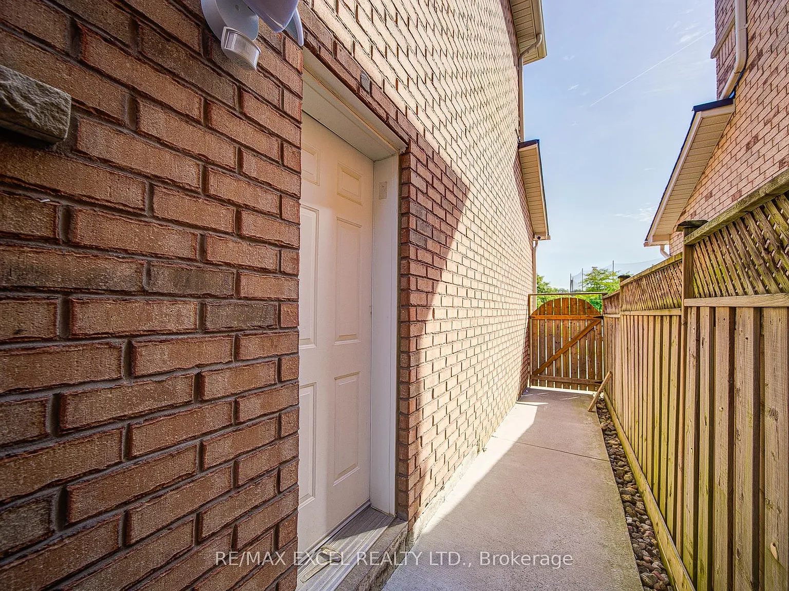 3 bed, $2,000 — Photo 2