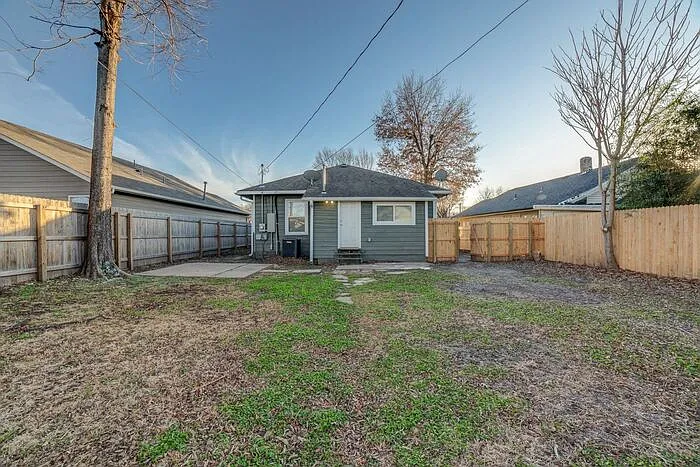 2509 E 7th St — Photo 30