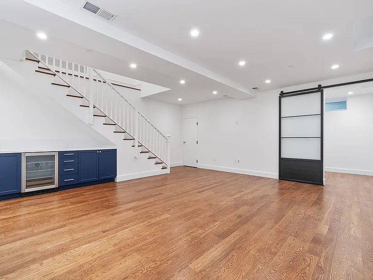 547 Union St — Photo 11