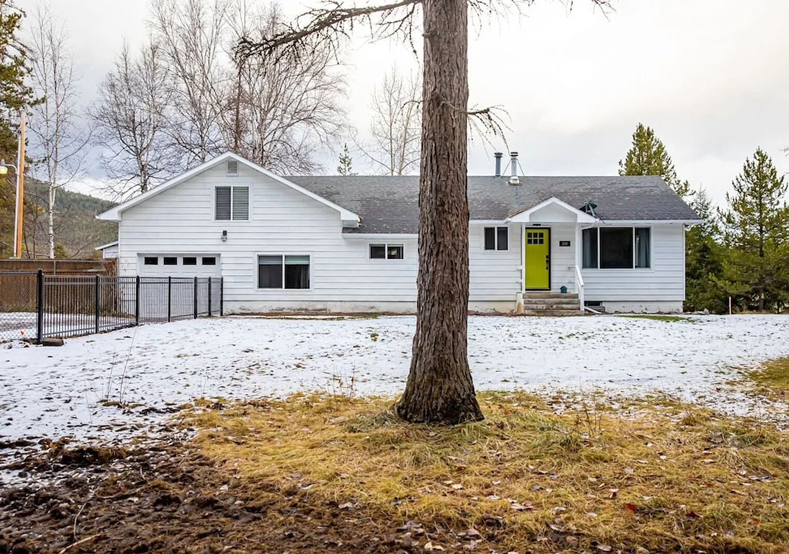 209 Alpha Road - Fully Furnished Home Available ONLY October 2026 - May 2027 — Photo 3