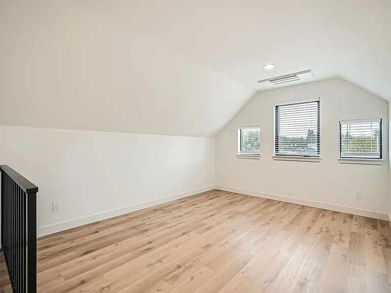 31628 W Commercial Street — Photo 9