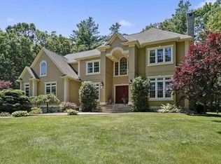 17 High Ridge Cir, Franklin, MA 02038