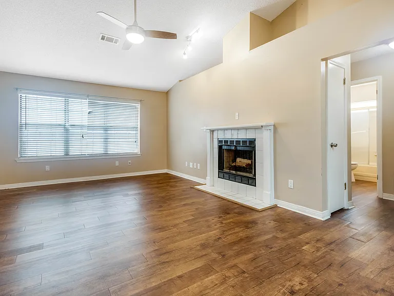 2060 Cambridge Cir — Photo 7