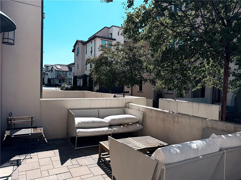 621 W Foothill Blvd — Photo 2