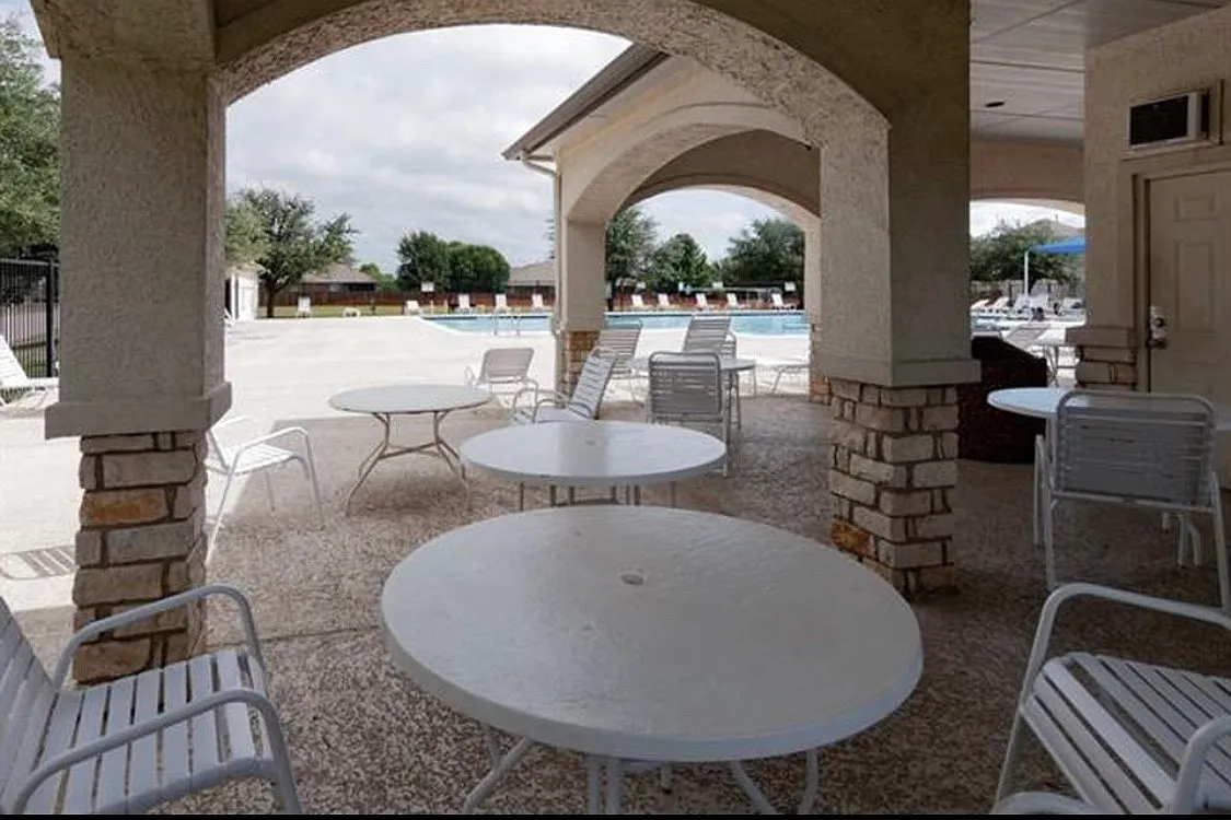 3 bed, 1625 sqft, $2,000 — Photo 3