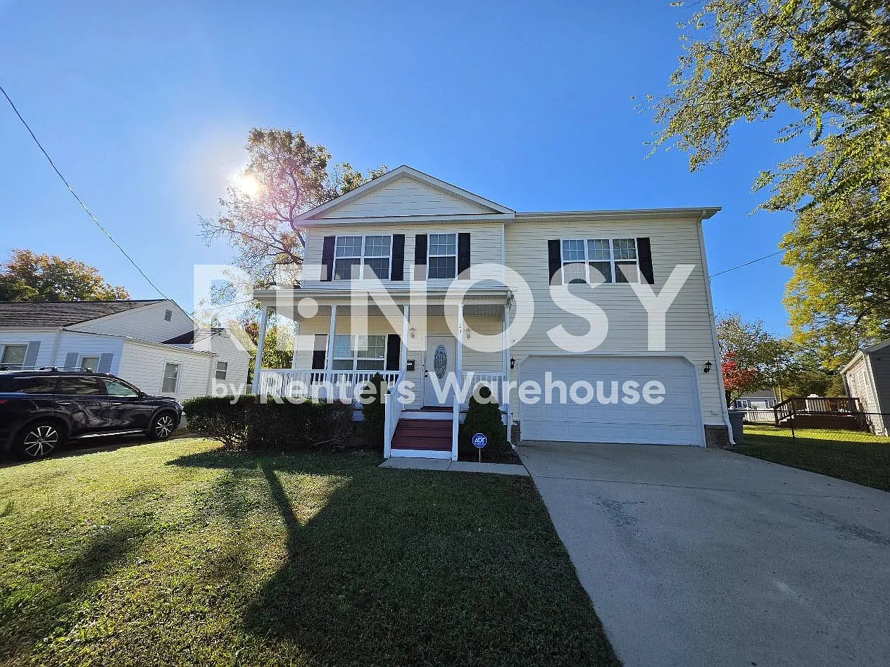 Stunning 4-Bedroom Home with Fenced Backyard and Deck! — Photo 3