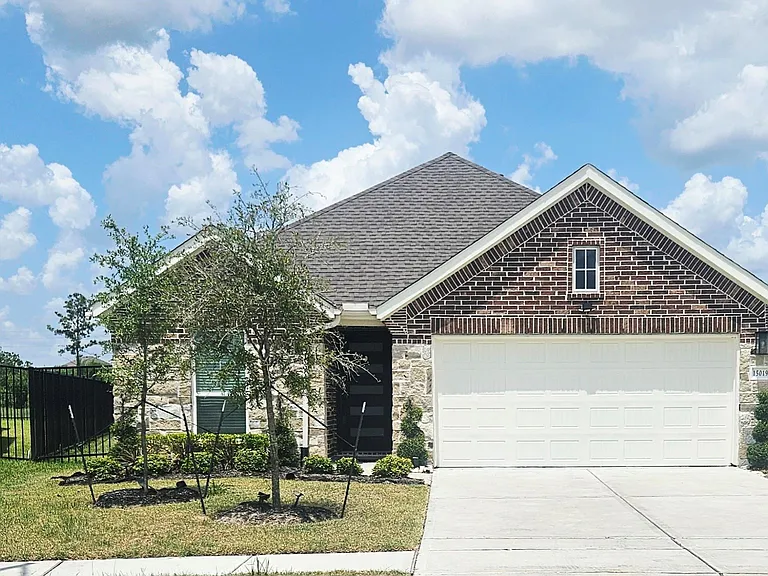 15019 Crown Manor Dr — Photo 1