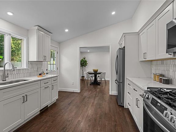 4th image of 10 Brookside Dr