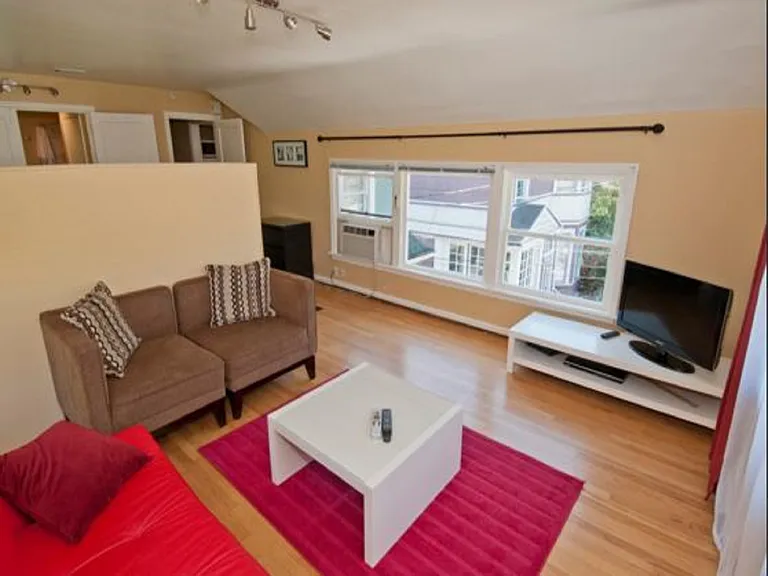 2242 NW Irving St #3 — Photo 2