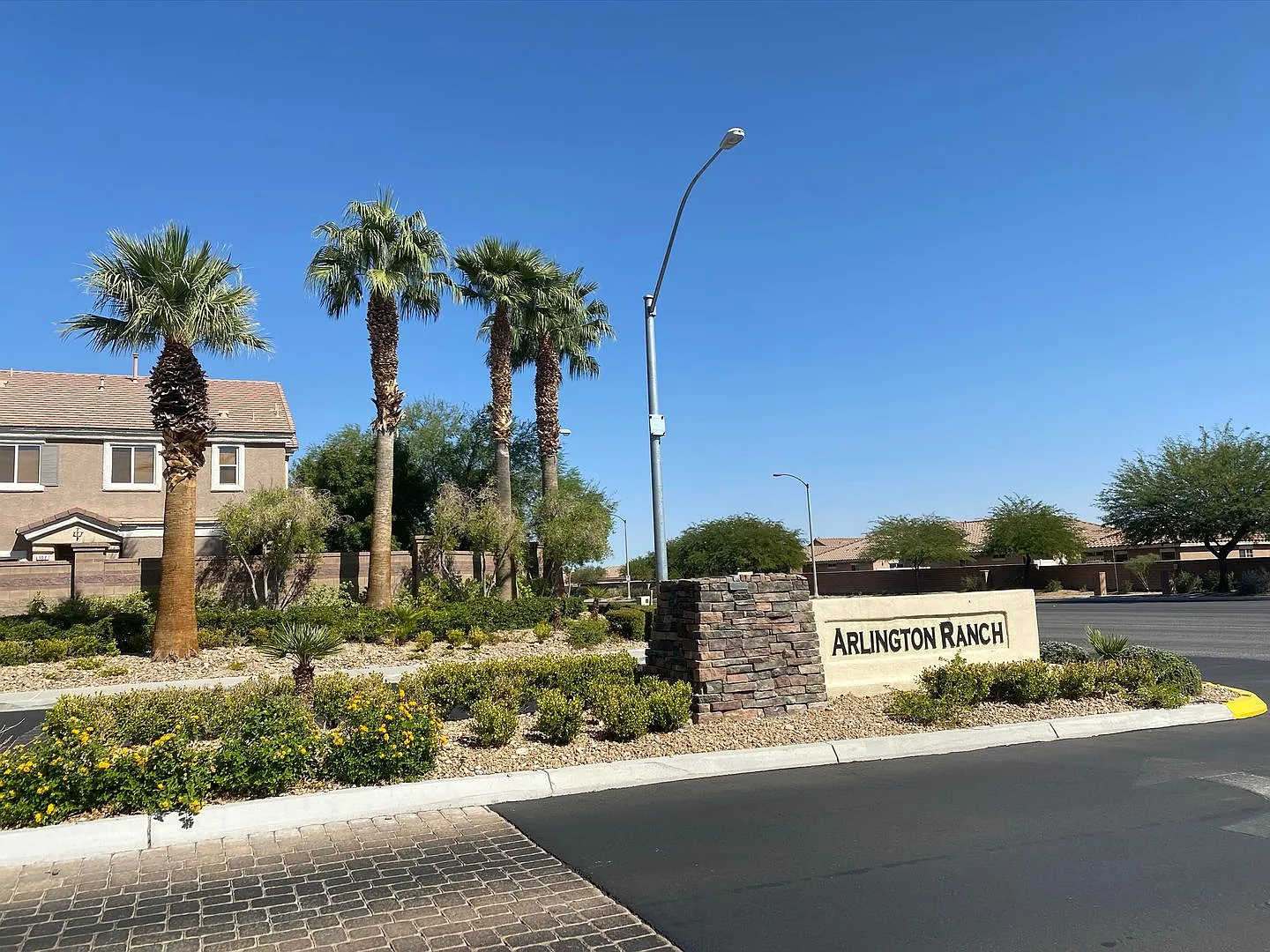 Remarkable totally renovated 2bed 2bath townhome is SW Las Vegas — Photo 1