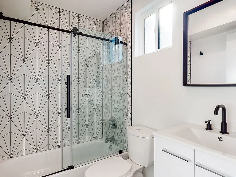 Top-Of-The-Line 4 Bed/4 Bath Townhomes With Parking! — Photo 16