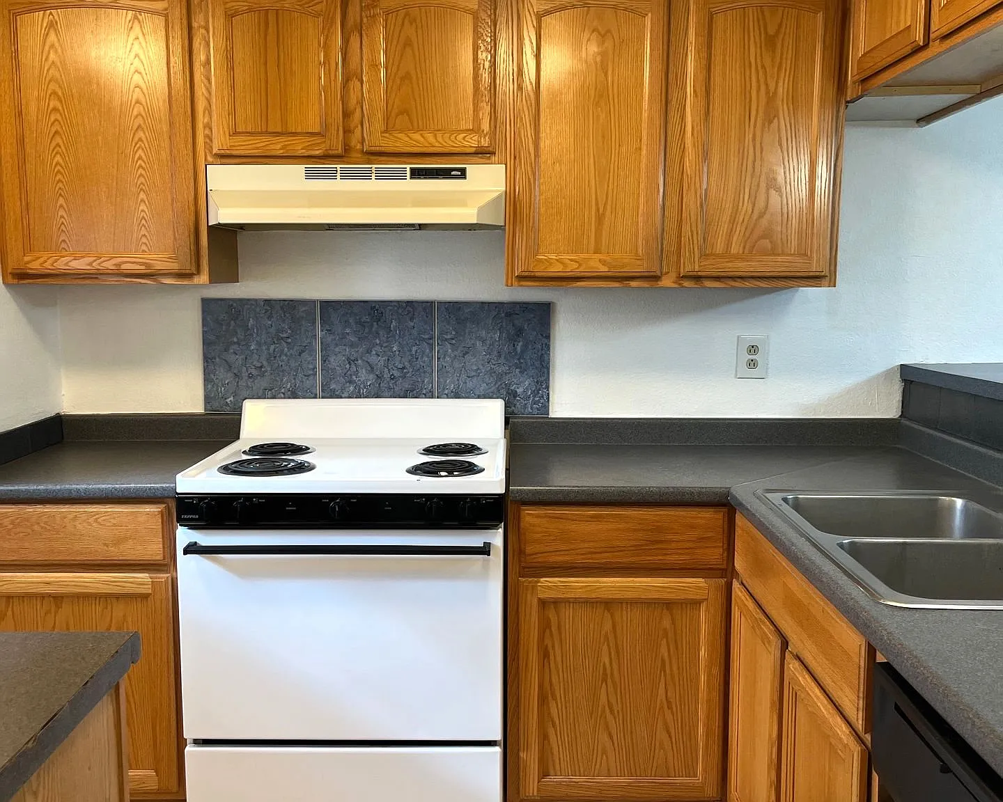 2 bed, 1.5 bath, 1100 sqft, $1,025 — Photo 2