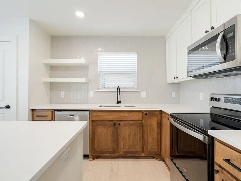 1614 NW 17th St #8 — Photo 2