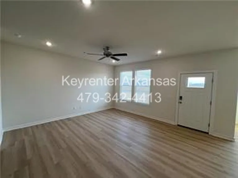 4808 Planetree St — Photo 2