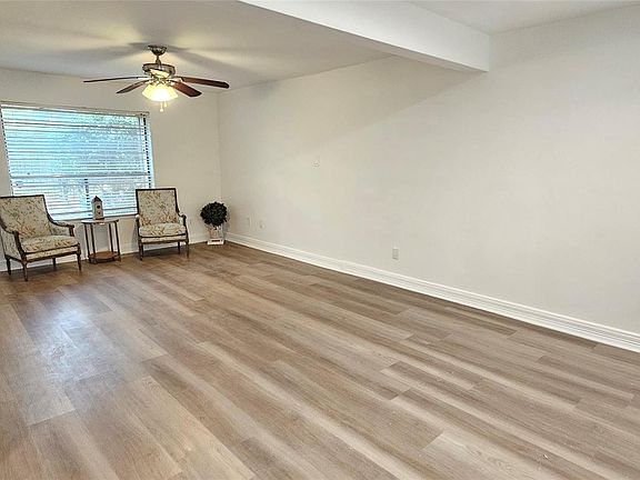 4th image of 724 Country Place Dr APT E