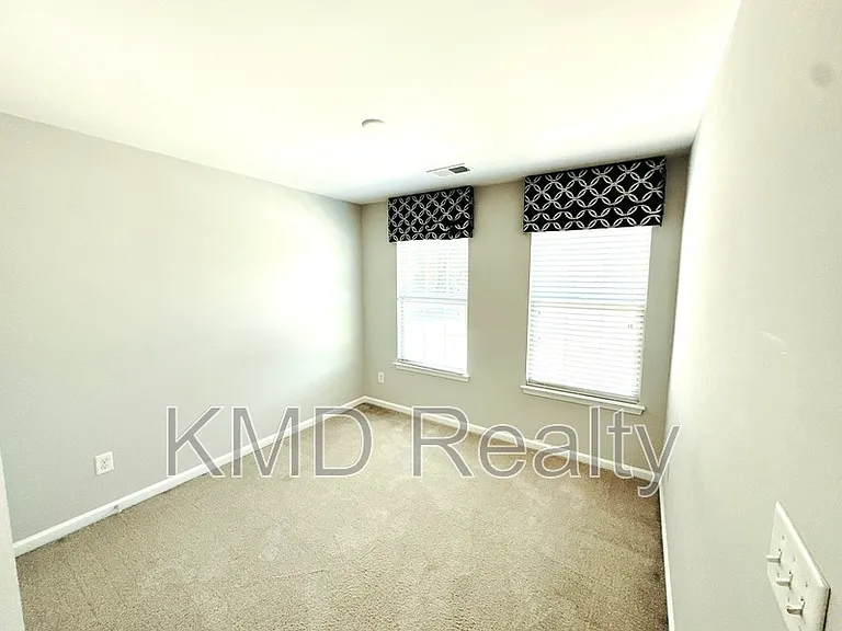 1935 Fleetwood Dr — Photo 13