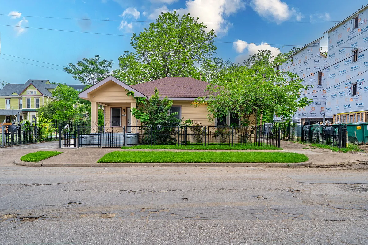 Welcome to our charming bungalow with a private gated entrance. - 115 N Adams Ave