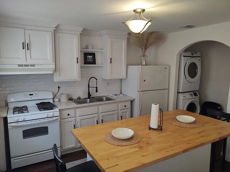 235 N Hidalgo Ave — Photo 2