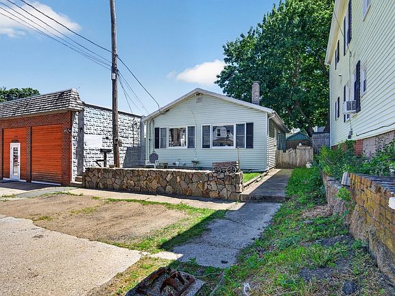 5th image of 157 Maplewood Ave