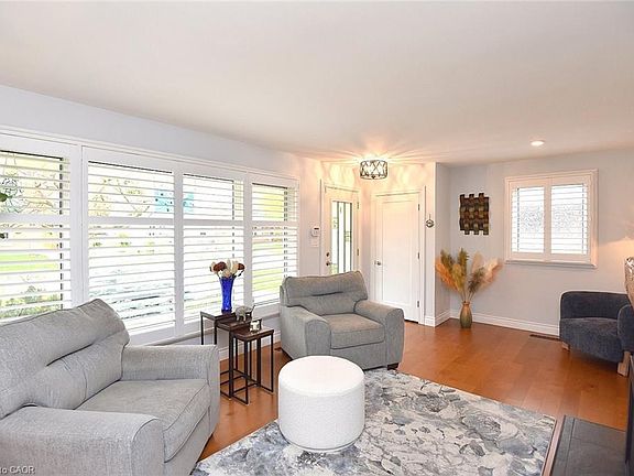 3rd image of 12 Desjardins Ave