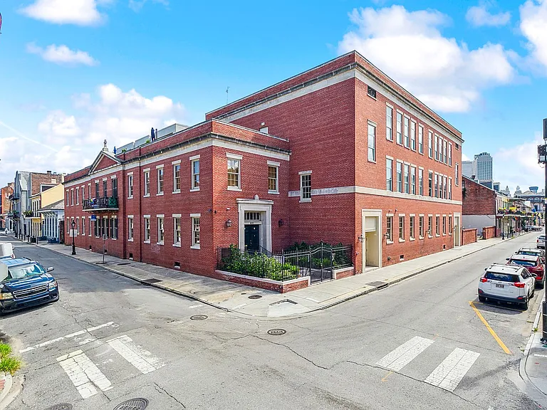 The Academy Luxury Apartments and Townhomes — Photo 20