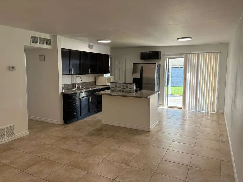6121 Granada Cir — Photo 2