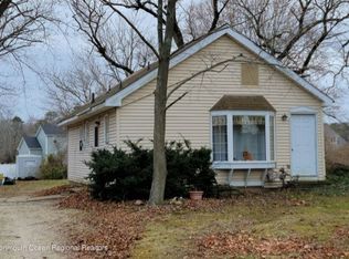 89 Hickory Ln, Bayville, NJ 08721